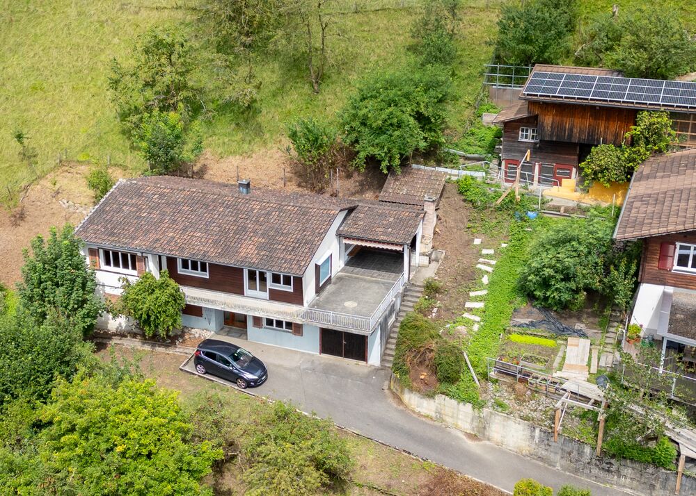 Sanierungsbedürftiges Einfamilienhaus mit toller Aussicht