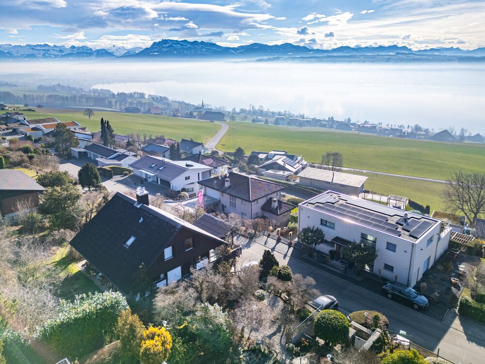 Sonnenverwöhntes Grundstück mit See- und Bergsicht