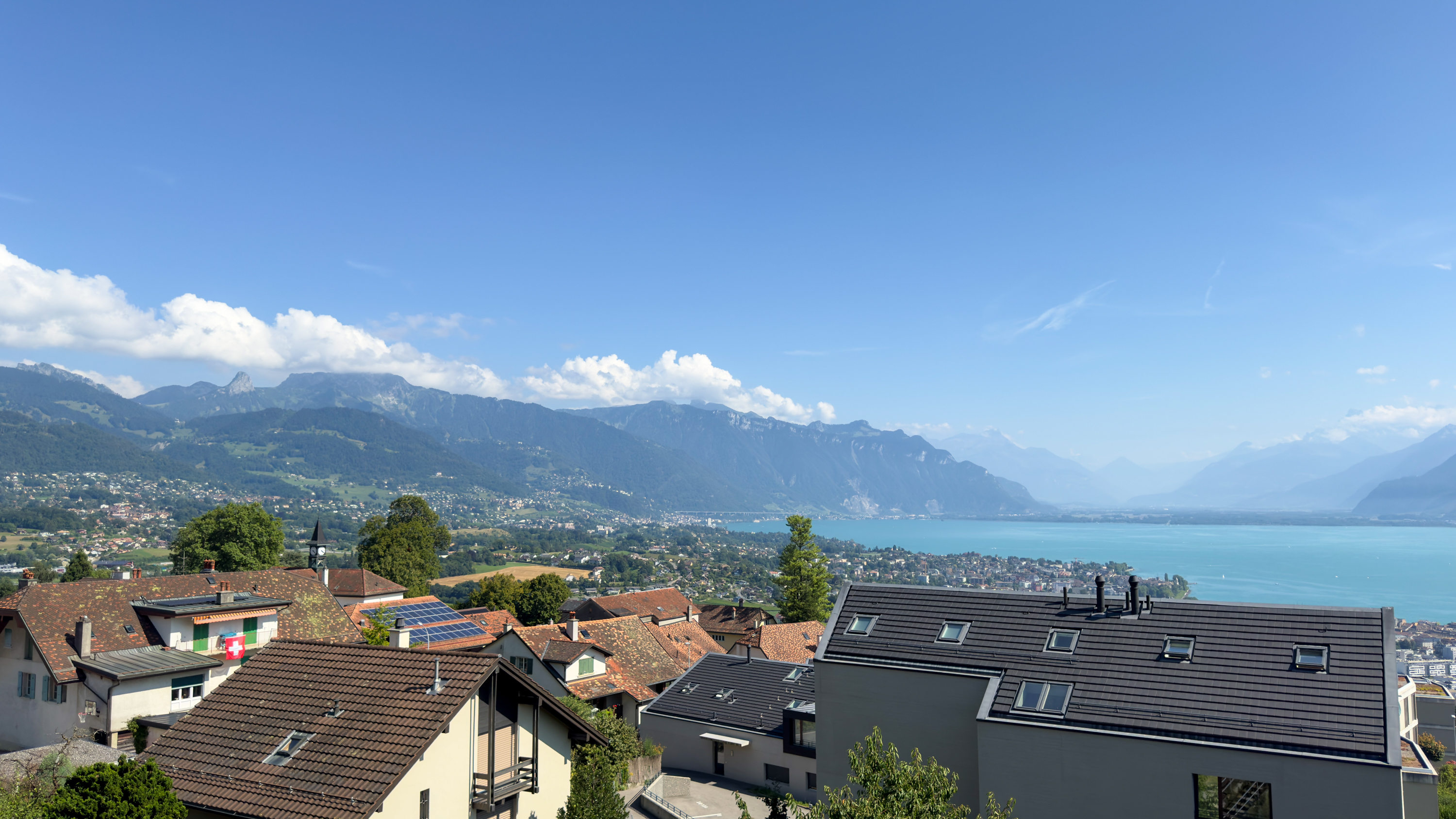 Appartements à vendre à Jongny : le village et la vue sur les montagnes et le lac.