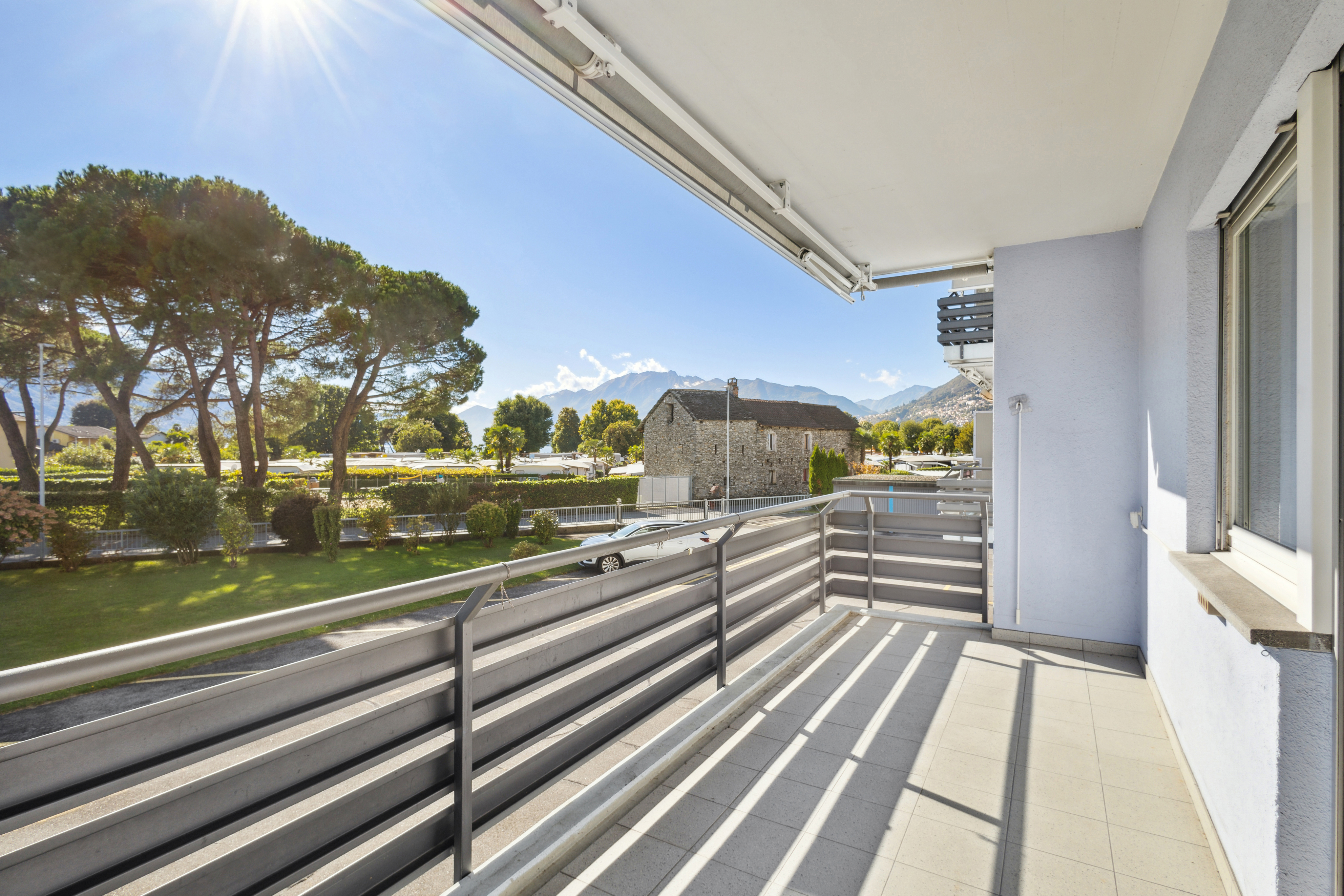 Dalla terrazza esposta a sud, accessibile dal soggiorno, si gode di una vista panoramica fino al Gridone e il Lago Maggiore traspare tra gli alberi