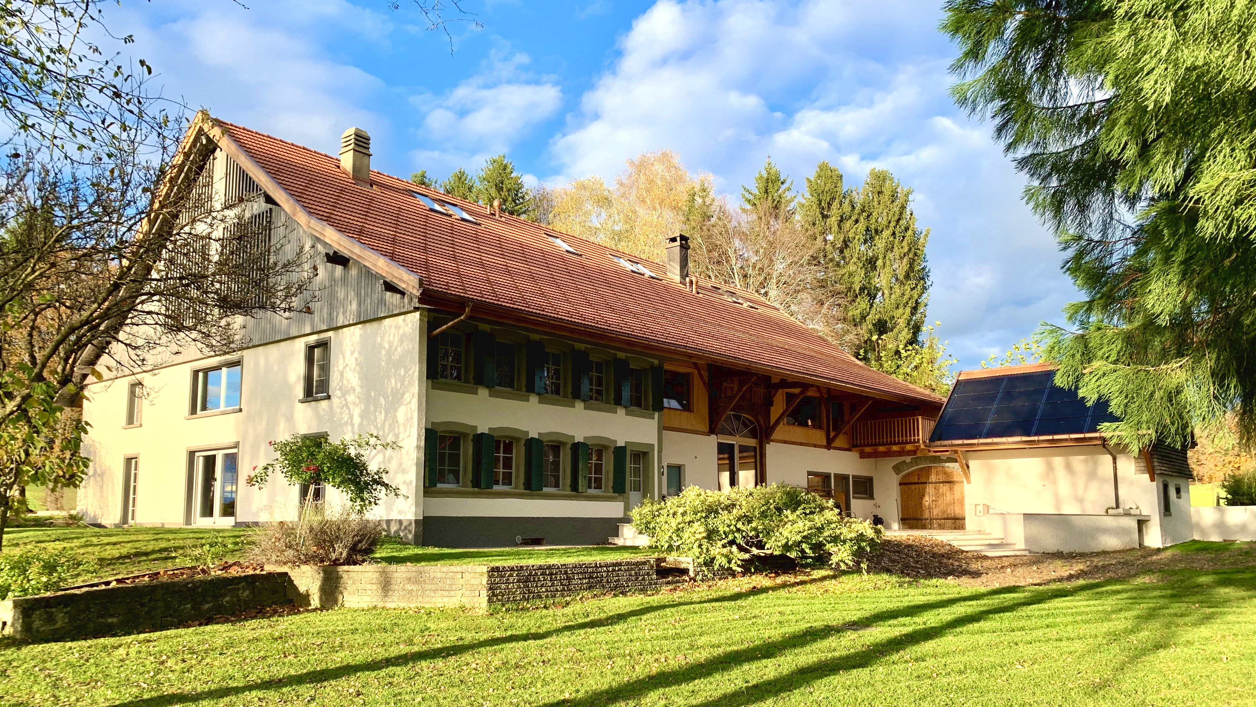 Rénovation d'une ferme protégée : l'extérieur.