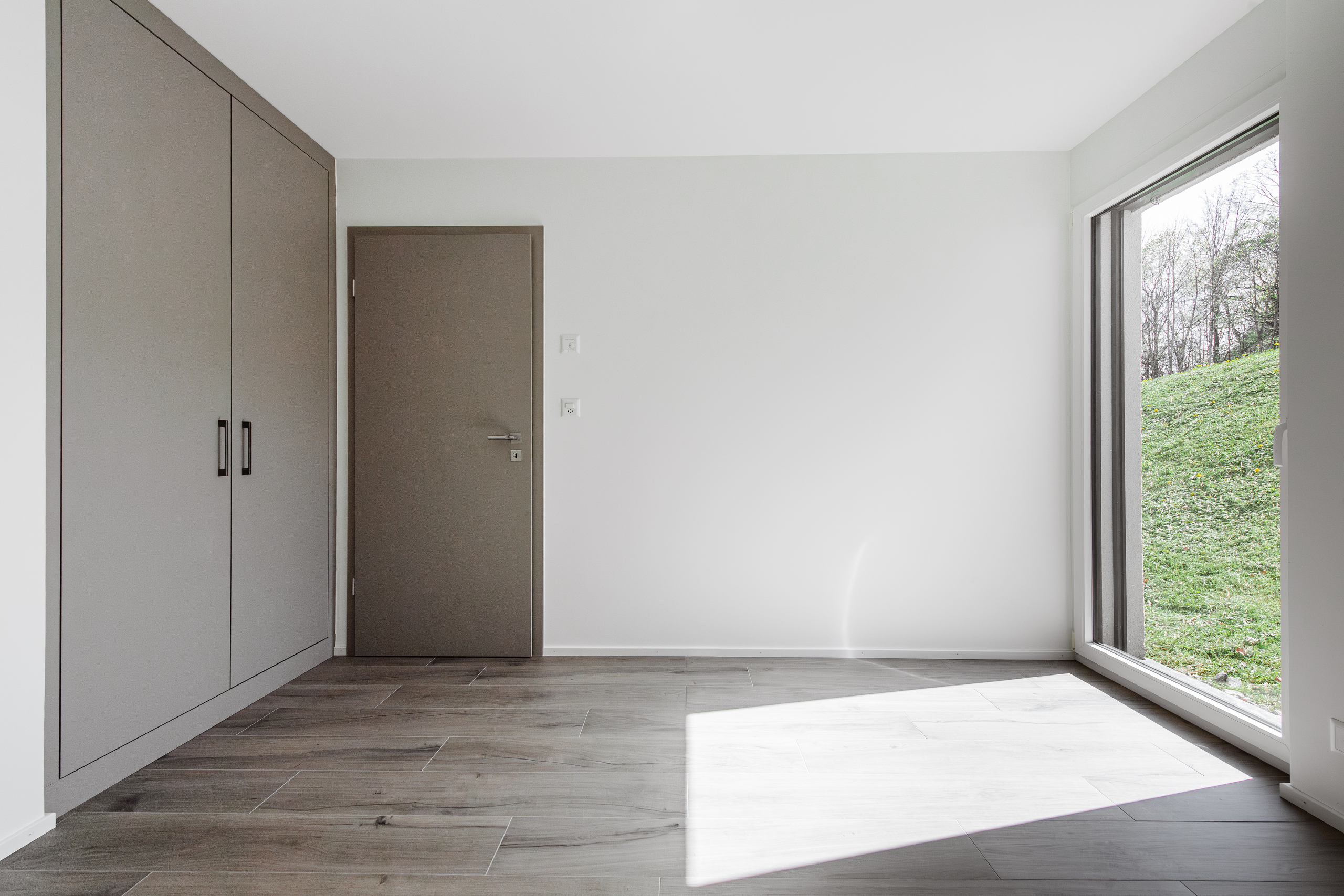 Chambre avec armoire encastrée