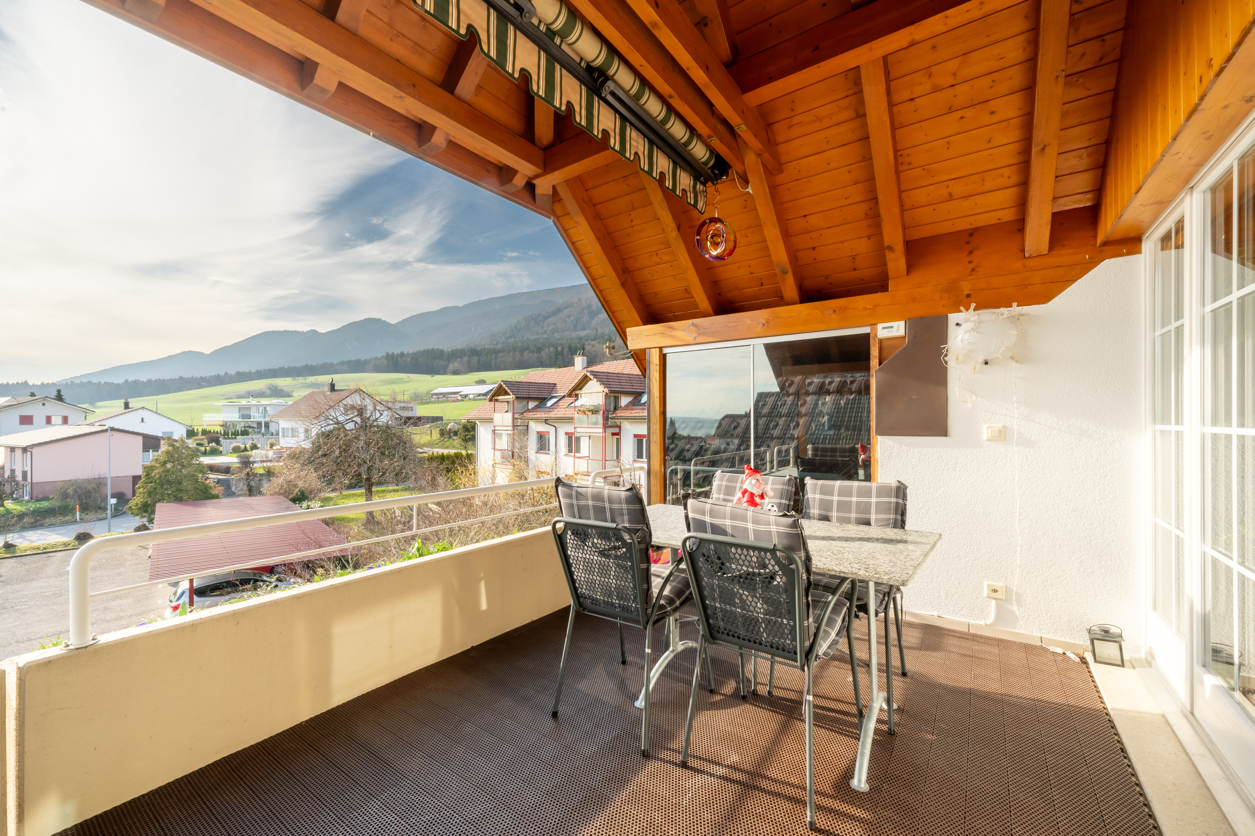 Balkon mit Blick auf die Alpen