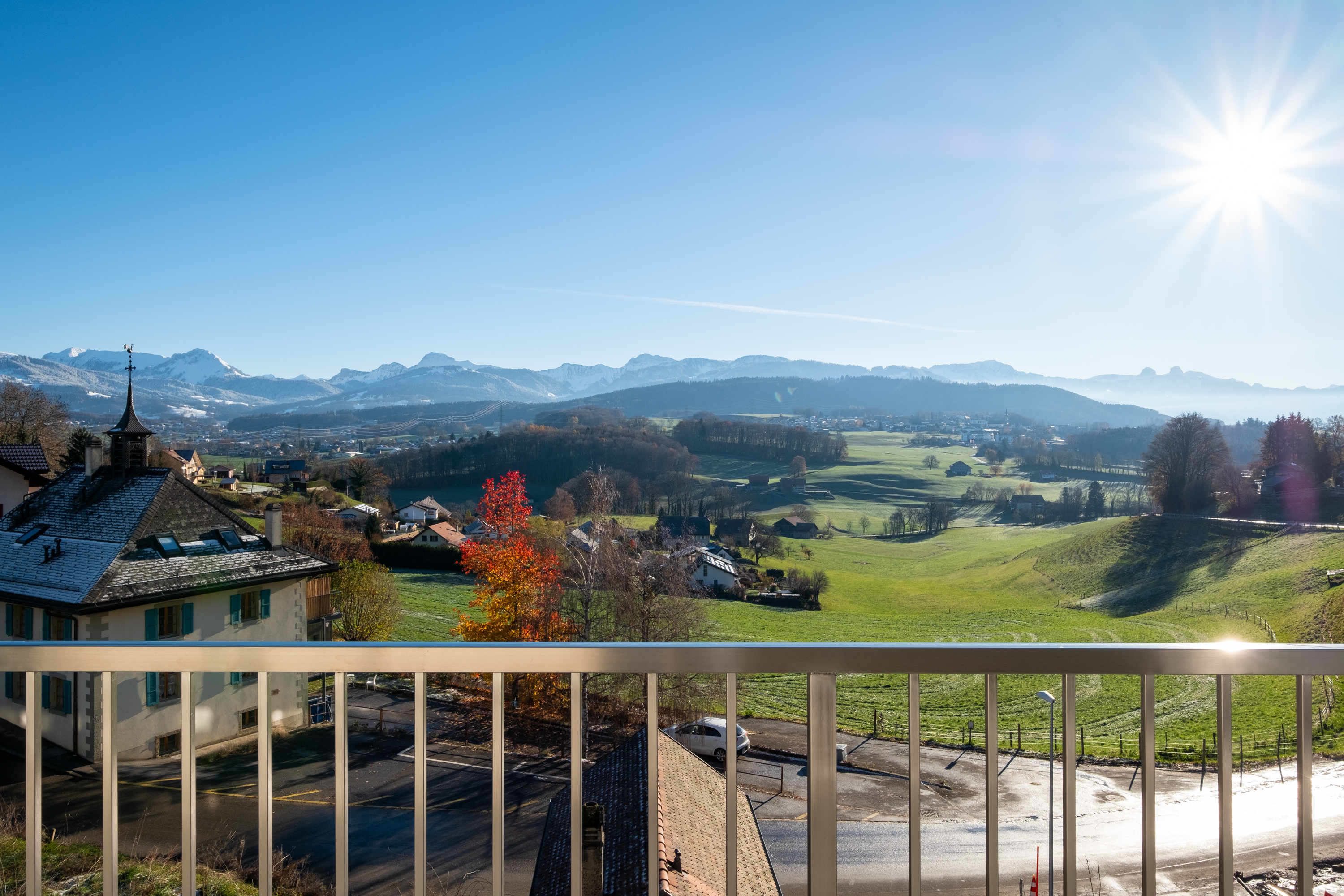 Appartements construits à Granges : la vue sur les Préalpes et la campagne depuis le balcon.