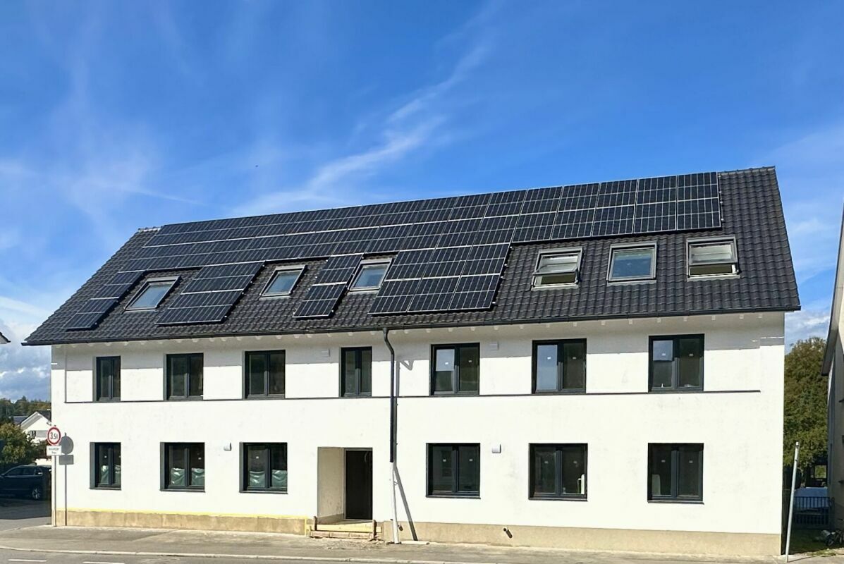 Photovoltaik, neue Fenster, neue Fassade, zeitgemässe Gebäudehülle und wenige Schritte an den Rhein und zur Bushaltestelle Bürherhaus