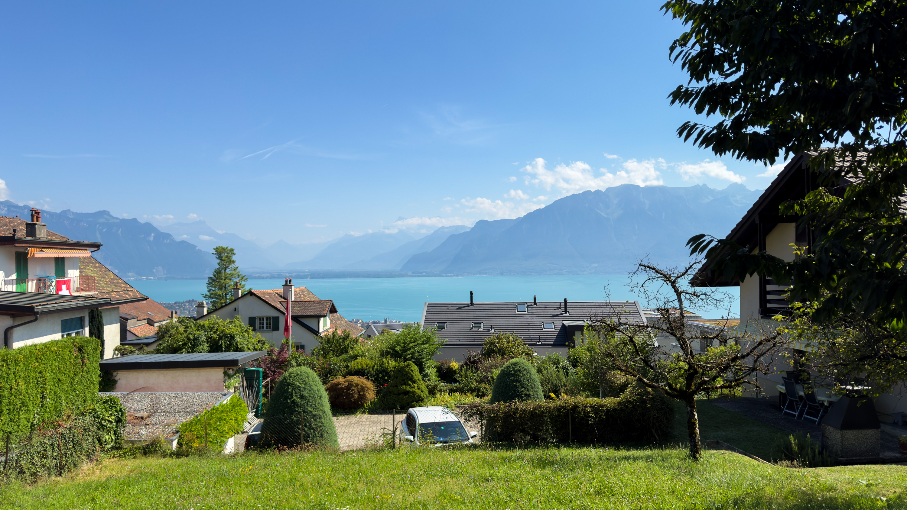 Projet immobilier sur la Riviera avec appartements à vendre : la vue sur les montagnes et le lac depuis le village de Jongny.