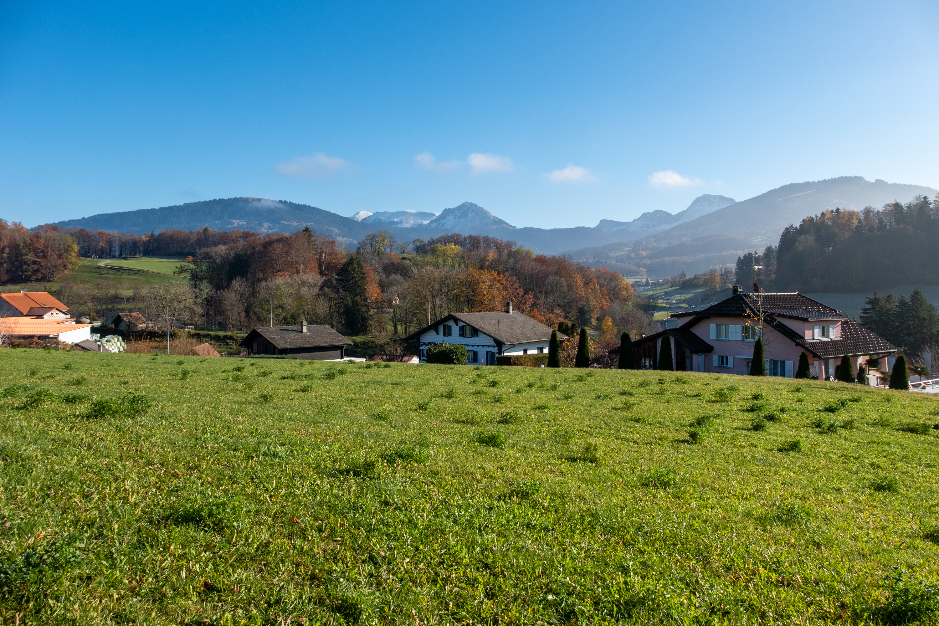 Appartements et villas neufs à vendre à Remaufens : la vue depuis le village de Remaufens.