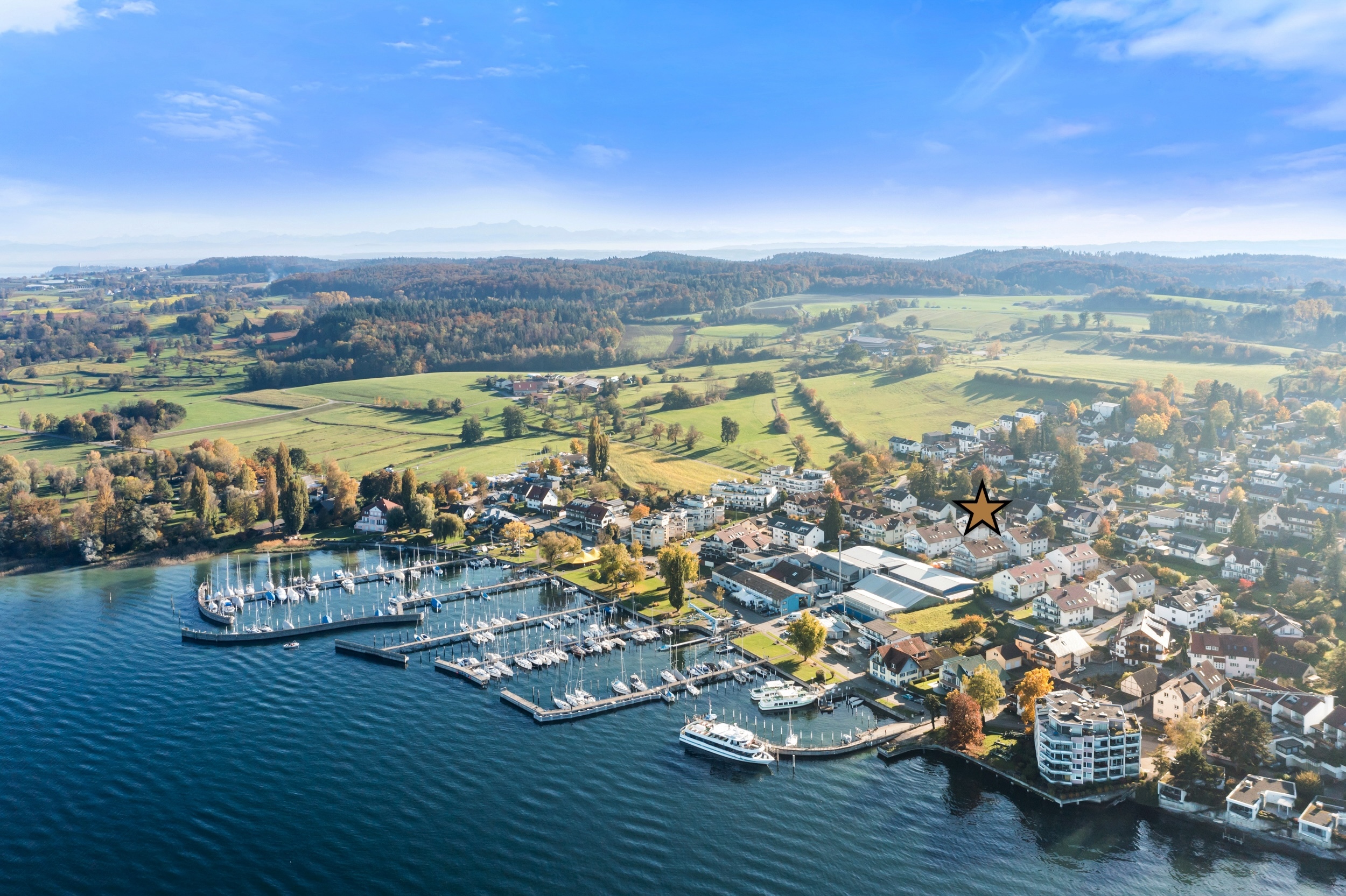 Hier treffen Natur und Freizeitvergnüngen aufeinander: Die idyllische Lage am See und nahe dem Hafen verspricht pure Lebensqualität. 