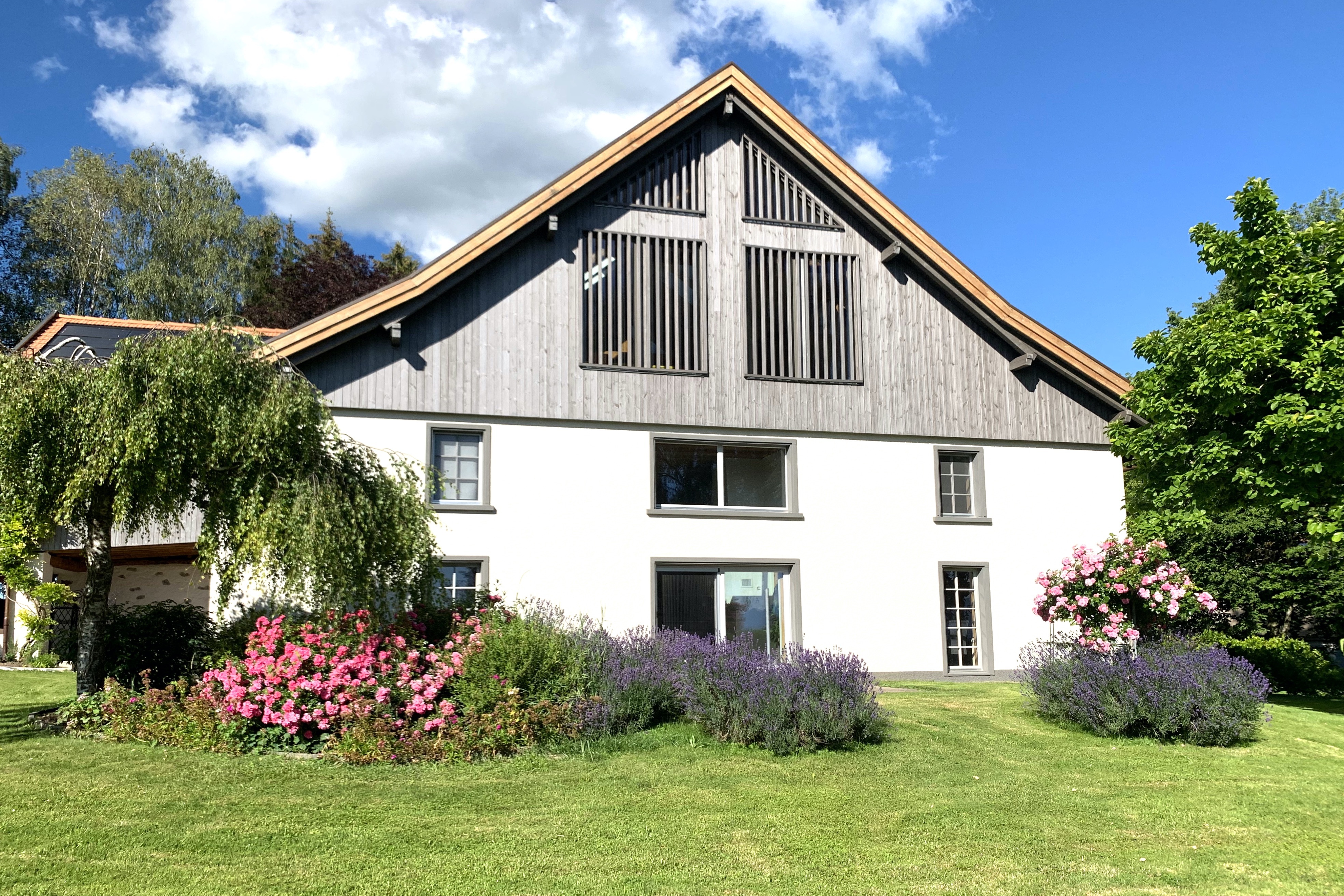 Rénovation d'une ferme protégée : l'extérieur.