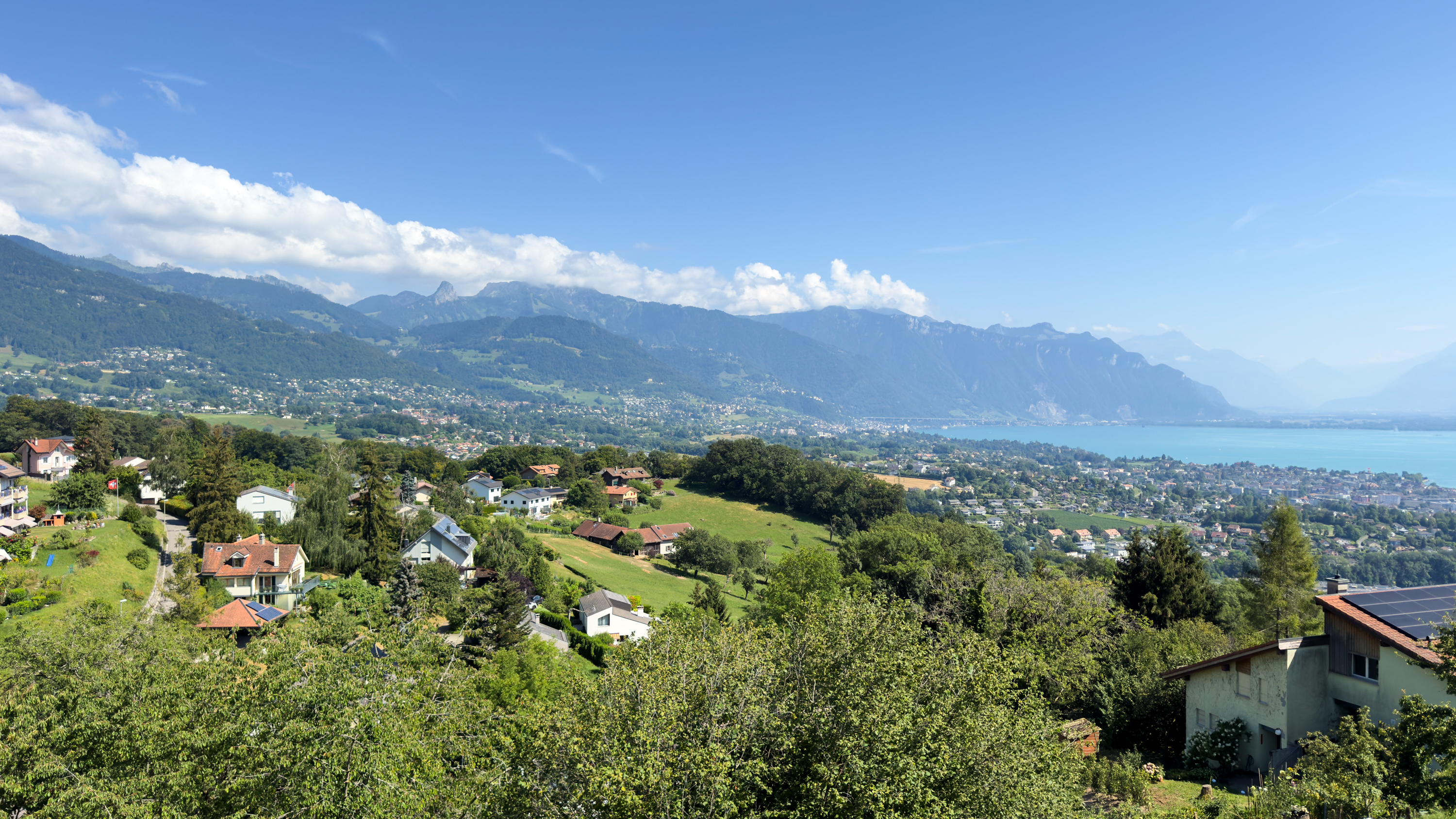 Appartements à vendre à Jongny : le village et la vue sur les montagnes et le lac.