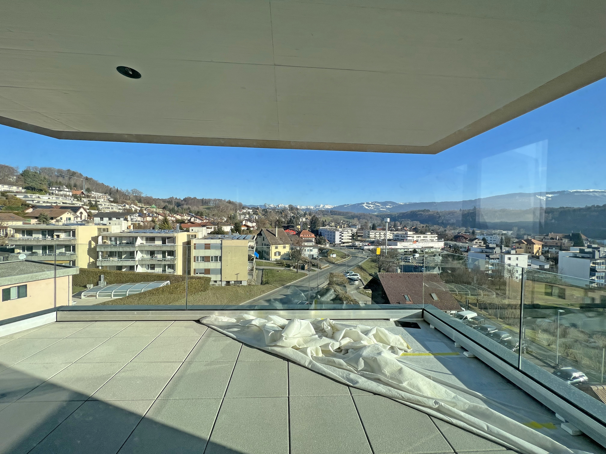 Terrasse et vue sur les montagnes - Appartement en cours de finition