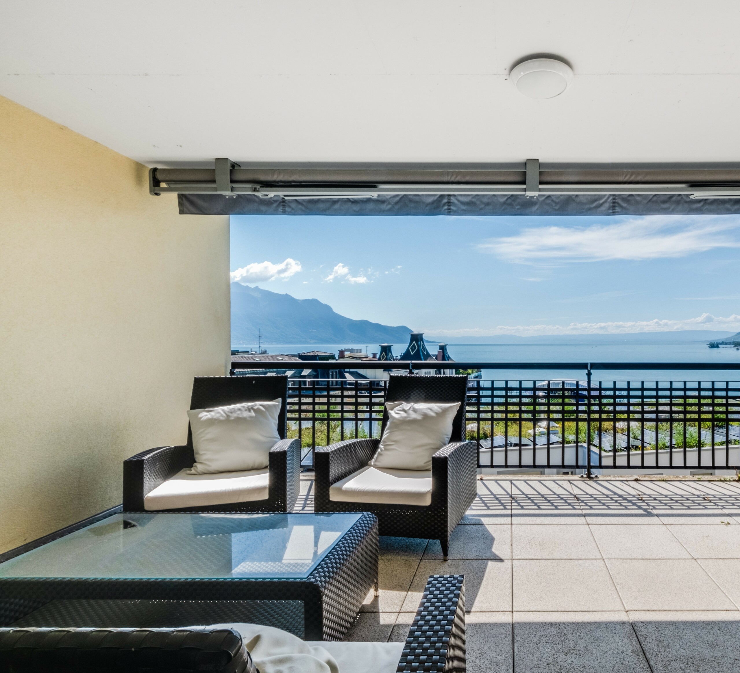 Balcon avec vue sur le lac Léman