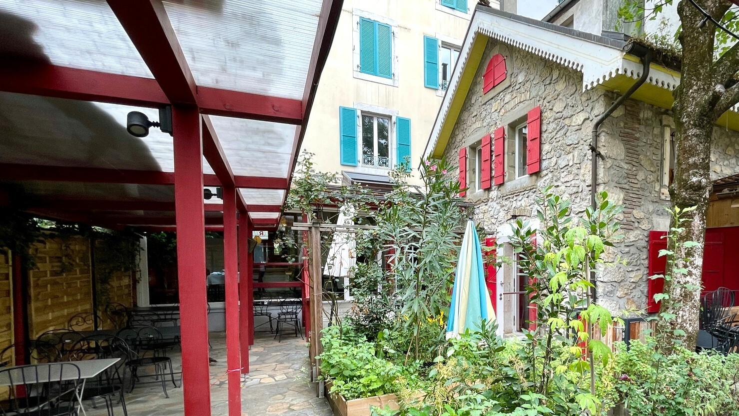 Cour intérieure et sa terrasse