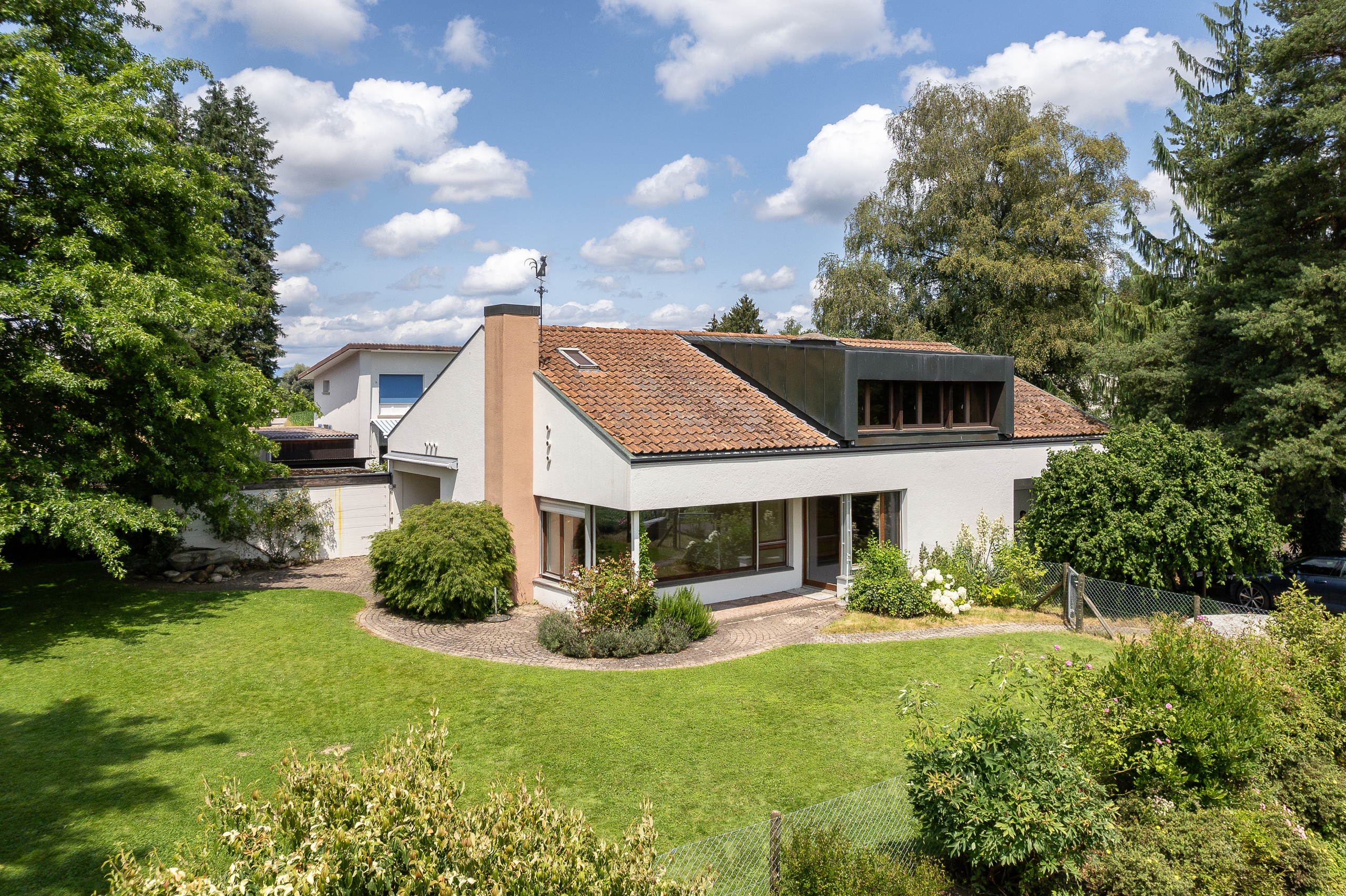 HAUSANSICHT MIT GROSSEM GARTEN